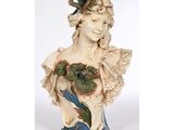 une image représentant une statue d'une femme avec un oiseau sur l'épaule