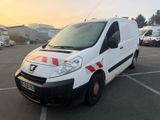 une camionnette blanche garée dans un parking