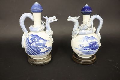 CHINE Paire de pichets en porcelaine décor bleu blanc de pay… - Photo 1