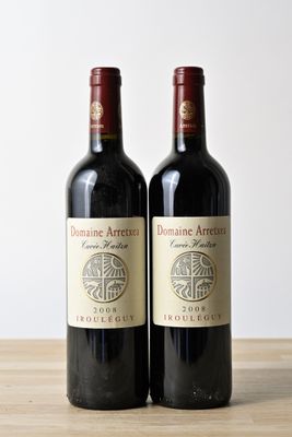 deux bouteilles de vin rouge posées sur une table en bois