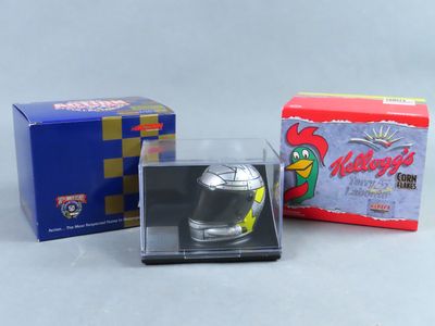 un petit jouet représentant un oiseau, dans une vitrine