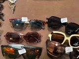 les nombreuses paires de lunettes de soleil posées sur la table