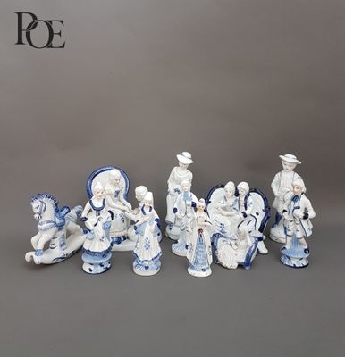 un groupe de figurines assises sur une table