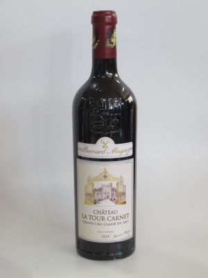 une bouteille de vin posée sur une table