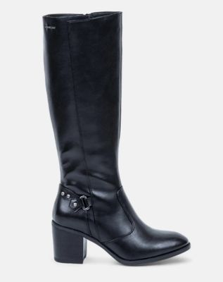 gros plan d'une paire de bottes noires sur fond blanc