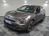 la photo d'une voiture grise garée dans un garage