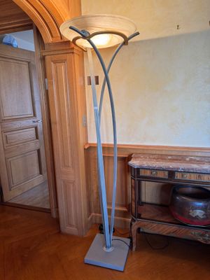 une lampe qui se trouve sur un support dans une pièce