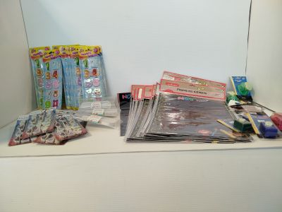 beaucoup de bonbons et de sachets de bonbons sur le comptoir