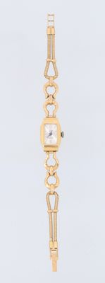une image d'un gros plan d'une montre-bracelet sur un fond blanc