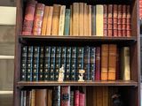 une étagère contenant de nombreux livres dans une pièce