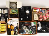une boîte d'objets assortis posée sur une table