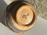 un petit bol orné d'inscriptions en arabe