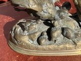 une statue en bronze représentant un oiseau sur lequel est perché un oisillon