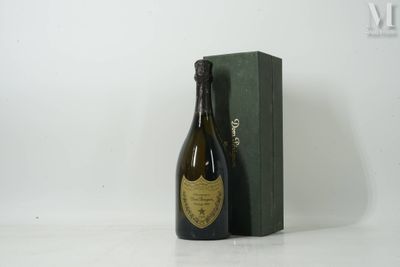 la bouteille de champagne est à côté de la boîte sur la table