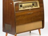 an old fashioned radio sitting on a wooden stand