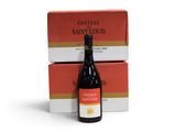 une bouteille de vin posée à côté de deux cartons de vin