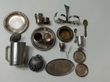 de nombreux ustensiles de cuisine de toutes sortes disposés sur une table