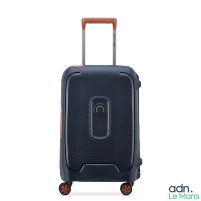 une image représentant une valise à roulettes munie d'une poignée