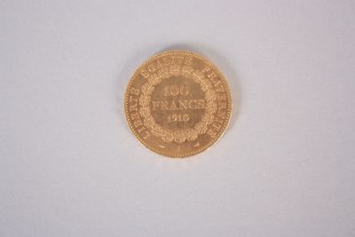 une image d'une pièce d'or sur une surface blanche