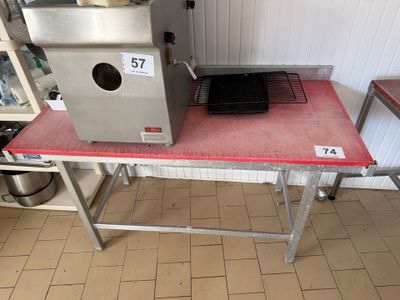 une machine posée sur une table dans une cuisine