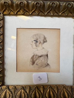 une vieille photo d'une femme en robe, dans un cadre doré