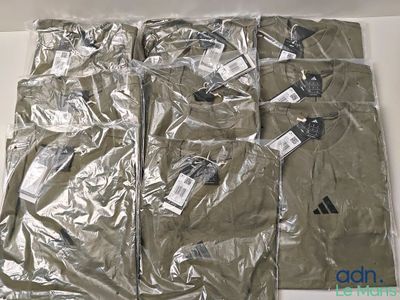 six paires de pantalons dans une boîte posée par terre