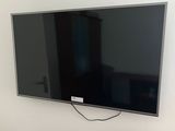 une télévision à écran plat accrochée au mur du salon