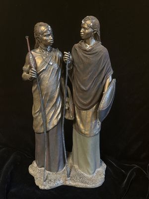 deux statues d'un homme et d'une femme debout l'une à côté de l'autre
