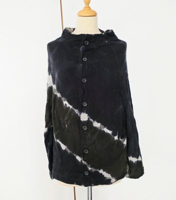 une veste tie-dye noire et blanche sur un mannequin