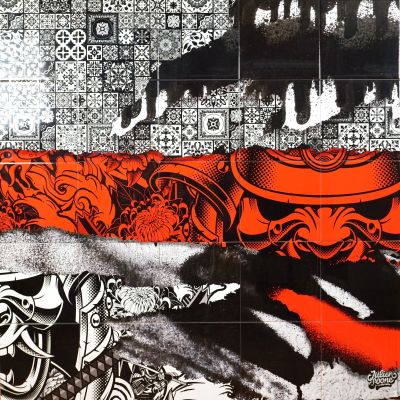 une image représentant une photo en noir et blanc d'un homme à moto devant une fresque murale