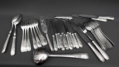 Partie de ménagère en métal argenté, modèle rocaille. Dans une mallett - Photo 1