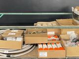 un chariot sur lequel sont empilées de nombreuses caisses contenant du matériel électrique