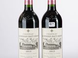 deux bouteilles de vin posées l'une à côté de l'autre sur une table