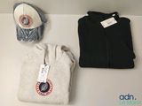 un chapeau, un sweat-shirt et d'autres objets posés sur une table