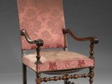 une chaise ancienne en bois avec un rembourrage rose, rembourrée, rembourrée, rembourrée, rembourrée, rembourrée