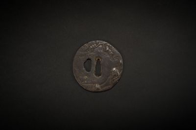 Garde de sabre japonais dite tsuba, en bronze patiné noir, c…