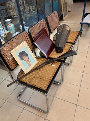 deux chaises ornées d'images dans un magasin