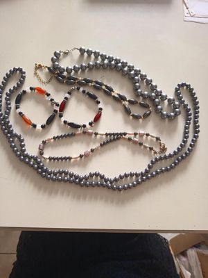 une photo d'une photo représentant un collier de perles posé sur une table