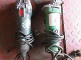 deux outils électriques posés par terre