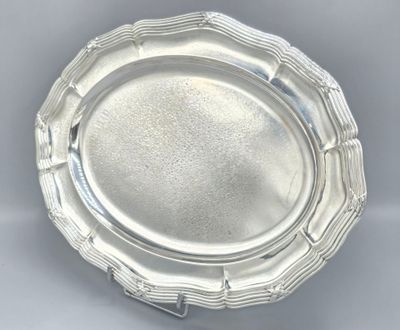 un plateau d'argent antique sur un support sur fond blanc