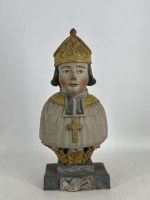 figurine en bois représentant un homme coiffé d'une couronne