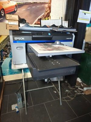 une grande imprimante posée sur une table dans une pièce