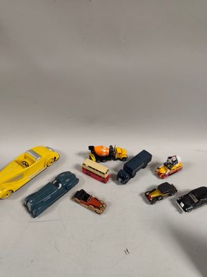 un grand nombre de petites voitures posées sur une table