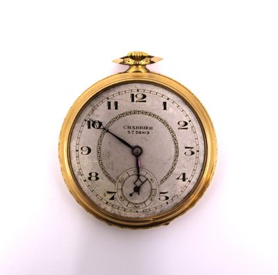 gros plan d'une montre de poche en or sur une surface blanche
