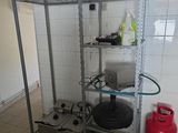une petite pièce équipée d'un poêle et d'une étagère