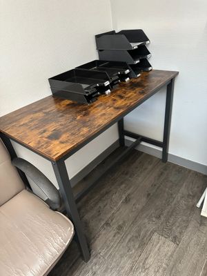 un bureau avec une imprimante et une chaise dans un coin
