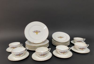 un grand nombre d'assiettes et de tasses posées sur une table