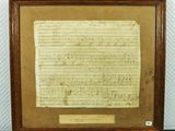 une partition encadrée sur laquelle est posé un morceau de papier