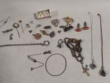 beaucoup de bijoux posés sur la table