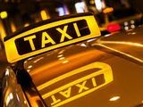 enseigne jaune de taxi posée sur le toit d'un taxi dans une rue de la ville, la nuit